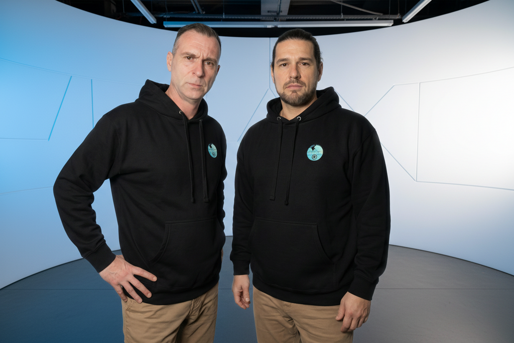 Unisex-Kapuzenpullover mit Logo E-Mobilität in MV vorne